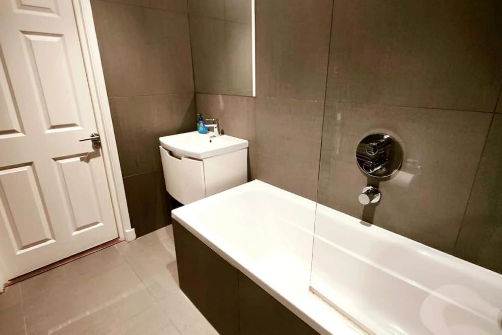 Aldgate Flats In E1. Apartment London Bagian luar foto